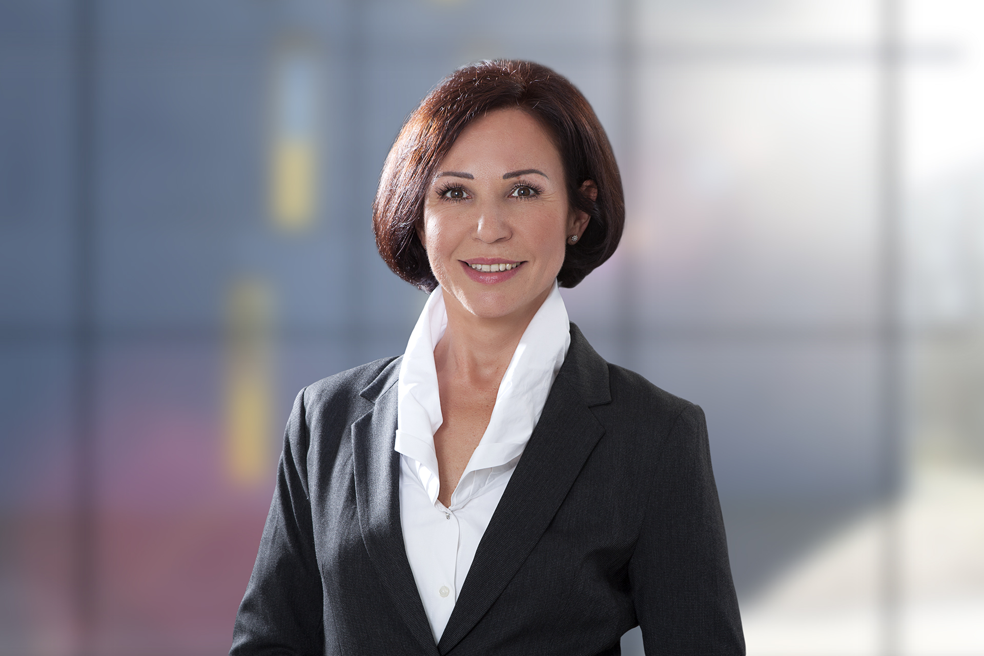 Businessfotografie Photo Lill Fotograf Hannover, modernes Businessportrait Führungskraft Frau mit Blick in die Zukunft